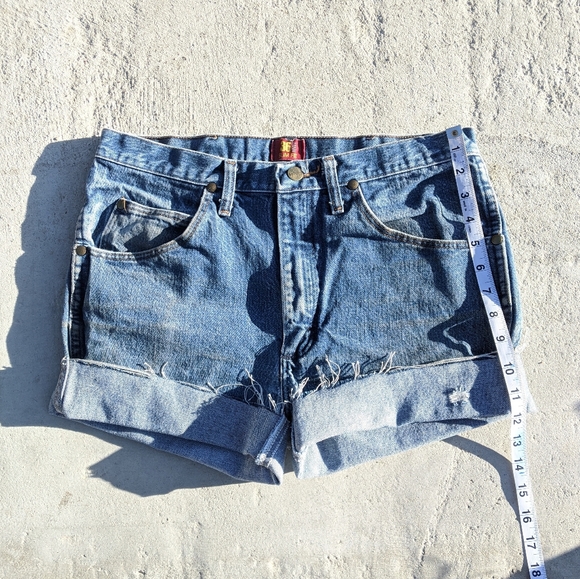 Vintage Wrangler distressed denim shorts - Picture 2 of 5